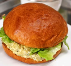 Sanduíche com Ovos, Queijos e Salada